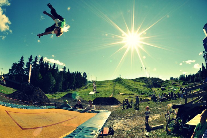 En random kille gör sjuka grejer på en trampolin. Photo: Joel Ericsson. Rider: Ingen aning..