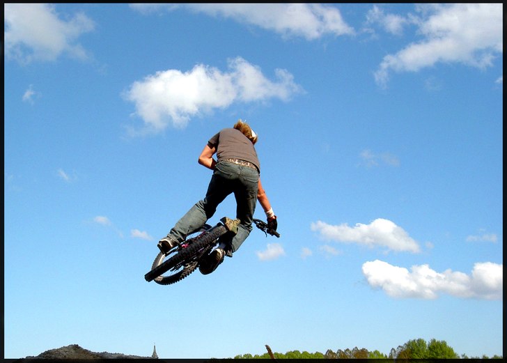 ett litet hopp som en grävmaskin kom å tog för . Photo: niclas olsson. Rider: johan lantz.