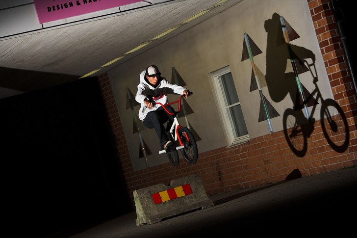 Bunnyhop över cementgrej. Photo: Jesper Fransson (jag som har ställt in kamera och ljus, han trycker av). Rider: Jonas Sjöbeck.