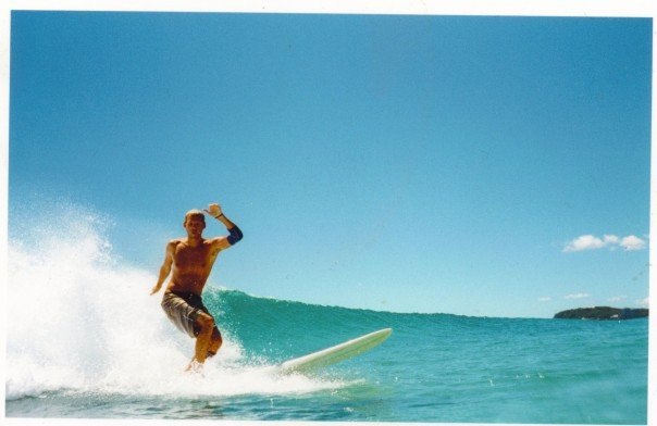 Klassisk longboardsession med Burleigh Heads i hor. Photo: Jonas Claesson. Rider: Adam Forslund.