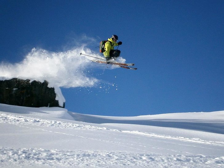 Klippavsats i offpisten till backen boismint, myck. Photo: Sanna Romell. Rider: Karl Dahlbäck.