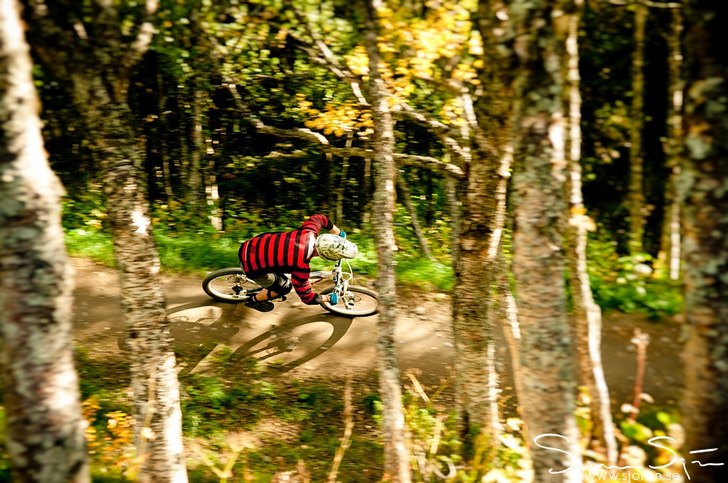 Kristian kör så det ryker genom en färgsprakand. Photo: Simon Sjörén - www.sjoren.se. Rider: Kristian Axelsson.