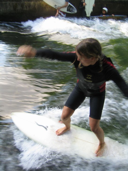 lite surf pa münchens konstgjorda vagor... hett t. Photo: david badalec. Rider: madelene nilsson.