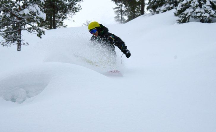 Nok en pudderdag ved Namdals folkehøgskole i Gron. Photo: Kurt Are Lona. Rider: Baldur Snær Svensson.