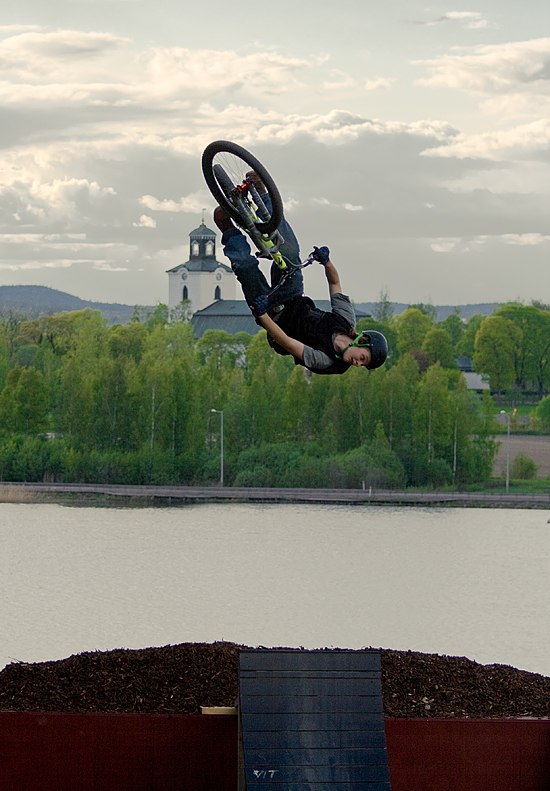 Hoppträning i barken. Alexander gör en barrel. Photo: Kenneth Einars. Rider: Alexander Bäckvall.