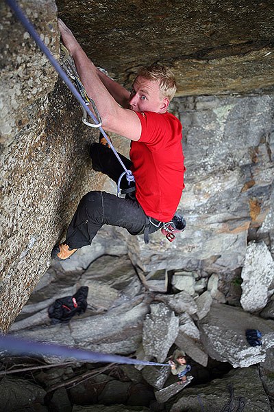 6c klättring under ett tak. Photo: Jonas Ahlman. Rider: David.