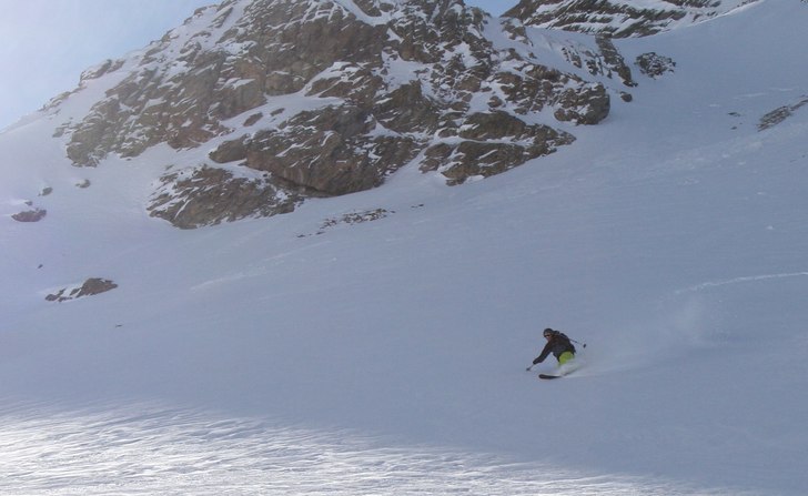 Johan surfar på. Synd att han inte har kommit ut . Photo: Carl Lannerstad. Rider: Johan Hasslow.