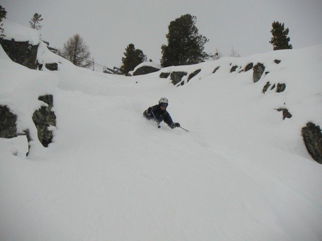 En ganska liten coloir, men rätt skön. Lite bök. Photo: Vegard Kåsa. Rider: Patric Bergström.