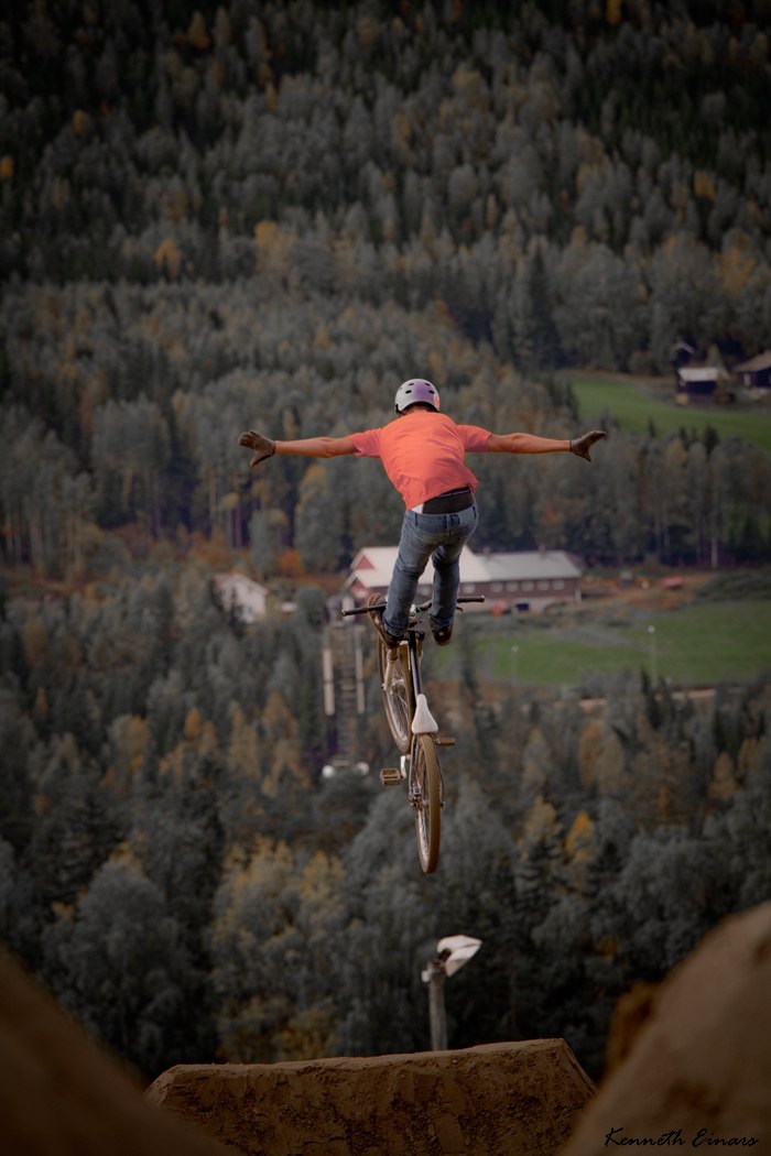 Teo gör en cliffhanger. Photo: Kenneth Einars. Rider: Teo Gustavsson.