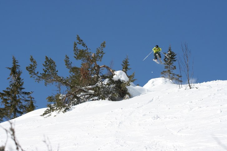 Elias hoppar långt. Photo: Johan Söderlund. Rider: Elias Högberg.