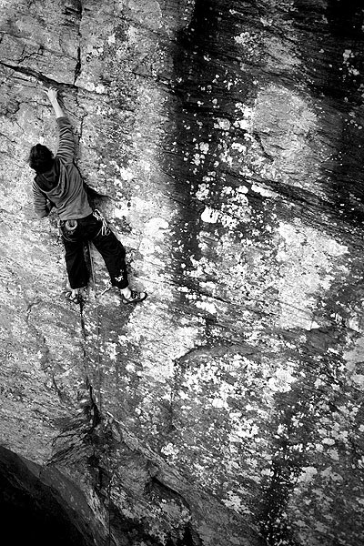 Jesper klättrar en 6a, kallt och myggigt men fin . Photo: Jonas Ahlman. Rider: Jesper.