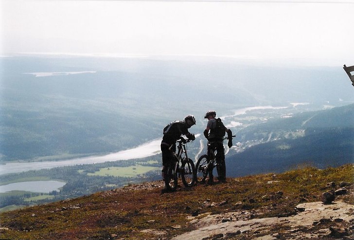 Tvillingarna Borgudd tar en paus och spanar ut öv. Photo: Pär Andersson. Rider: Gustaf Borgudd & Edvin Borgudd.