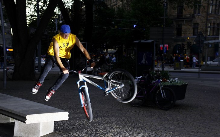 Kevin gör en Tailwhip, Tailwhip drop. Photo: Joacim Berge. Rider: Kevin Käll.
