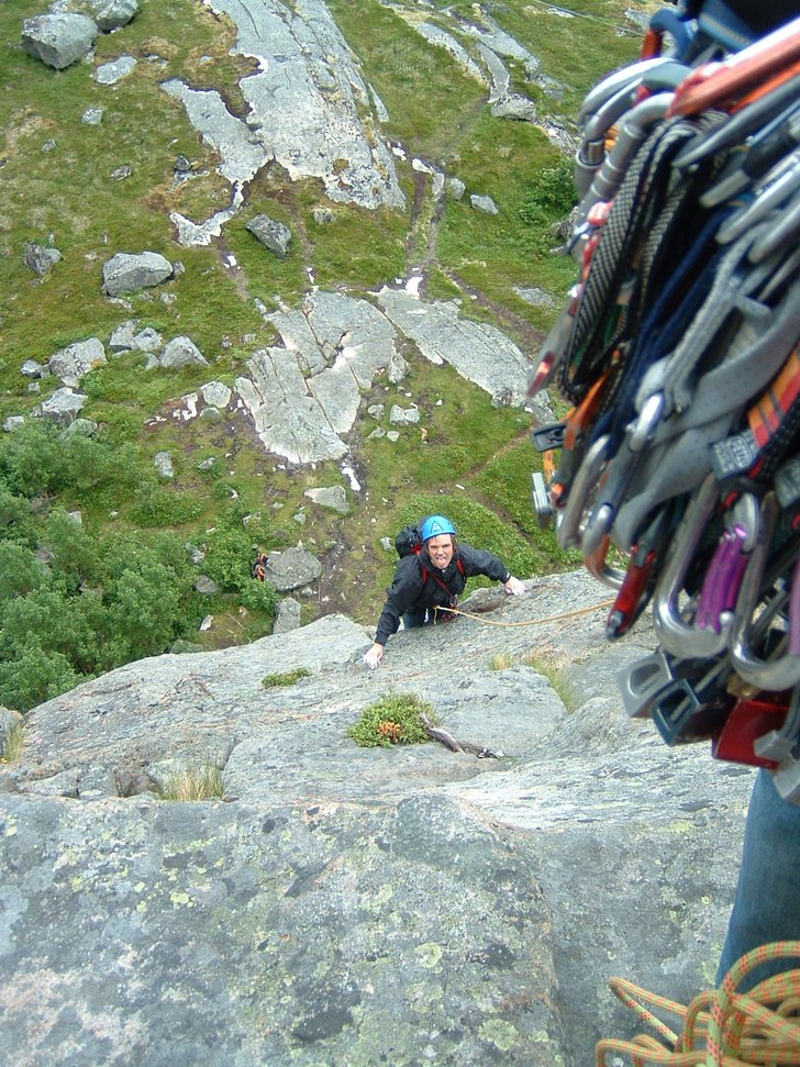 Jag säkrar upp fredrik. Photo: Christer Bjuhr. Rider: Fredrik Prost.