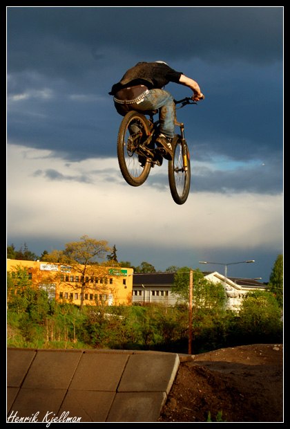 Jag drar upp en rätt fin air i ett lerigt fadderb. Photo: Henrik Kjellman. Rider: Frans Nordén.
