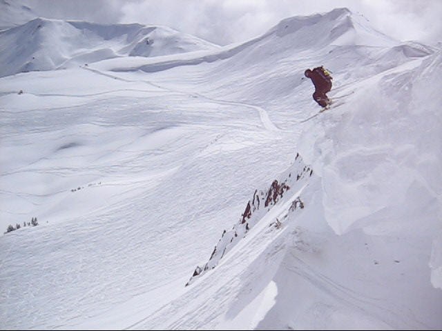 Skont litet drop in i sunbowl pa baksidan av harmo. Photo: Jeff Bartlett. Rider: Theodore Birkner.