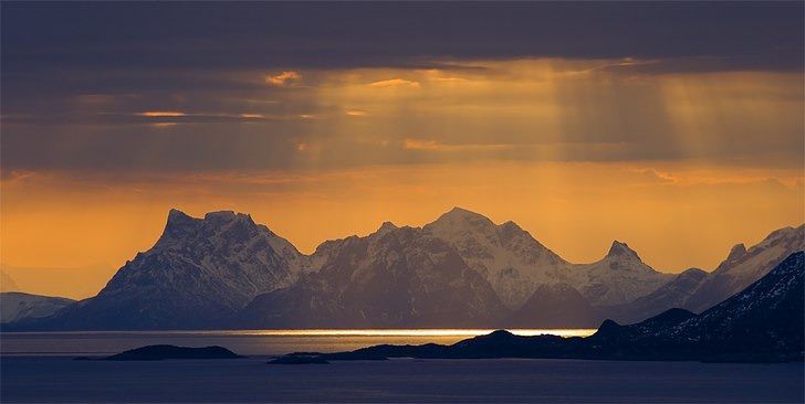 Et lite stykke Norge: Klokken 05:00, solen stiger . Photo: Sverre F. Hjørnevik.