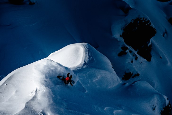Cody Bramwell på gränsen mellan skugga och sol i. Photo: Axel Adolfsson.
