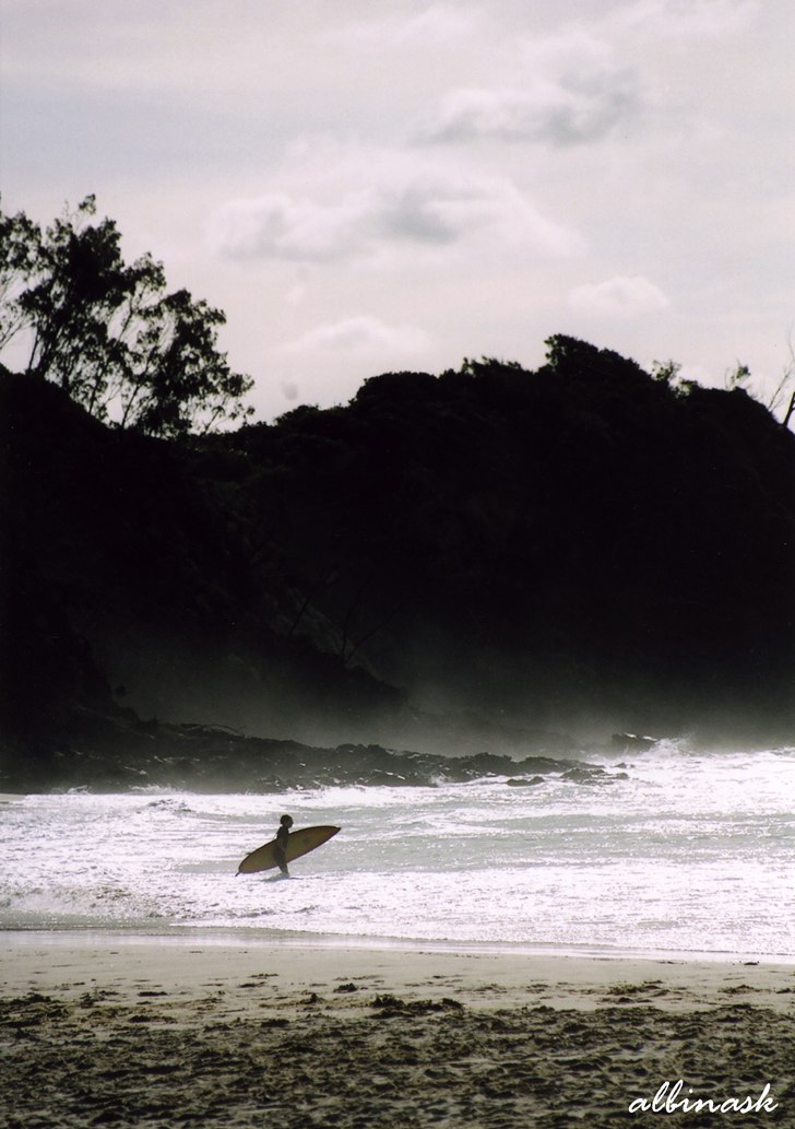 Plåtad surfare i Australien, Byron Bay. Photo: Albin Ask.