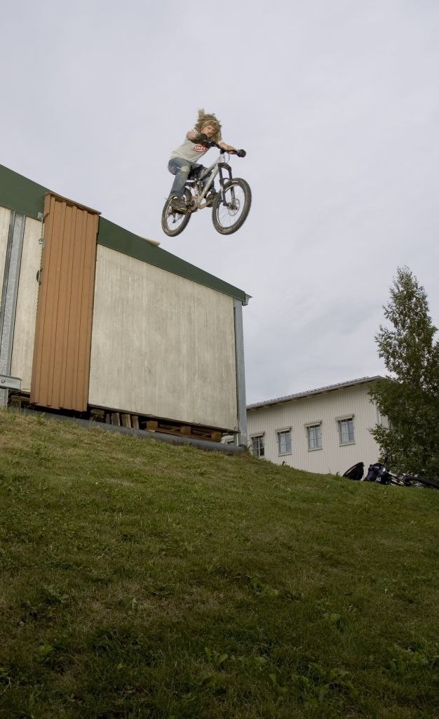 ett roofdropp, kort ansats, väldigt läskigt. Photo: johan wennerström. Rider: klas morin.