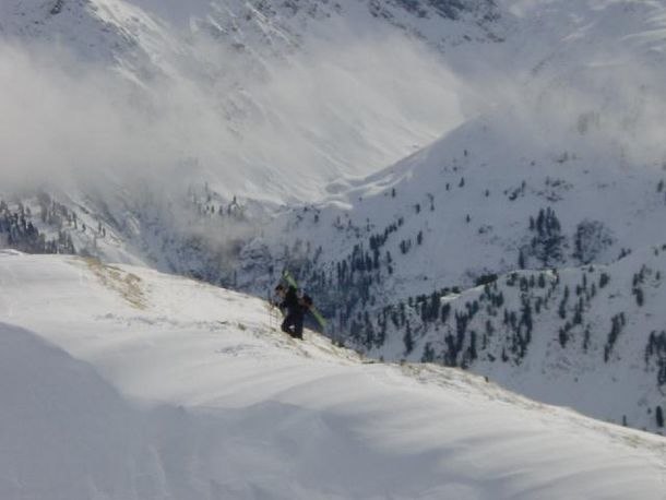 Underbarklättring till Peschlkopf i St Anton. Photo: Magnus Lageson. Rider: Fredrik Ericsson.
