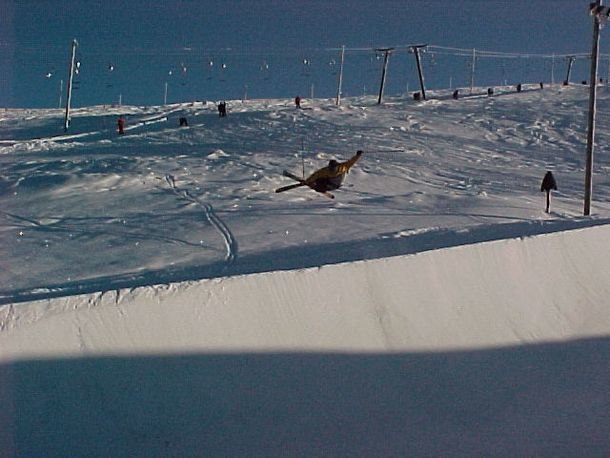 finnen otto från lappenranta gör en skön mute i. Photo: David Nilsson. Rider: Otto.