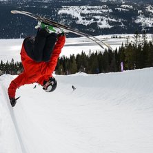 Handplant i &Aring;res pipe. Photo: Mattias Larsson. Rider: Andreas Ojam&auml;e.