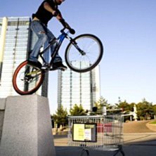 En ca 3 dm kurvad mur som ansatts, f&ouml;r att sedan . Photo: Filip Andersson. Rider: Joakim Tremmel.