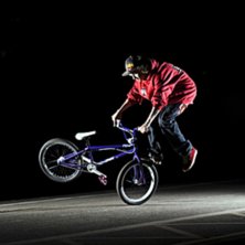 Fotjam tailwhip ute i m&ouml;rkret :). Photo: Magnus karlsson. Rider: Emil Jonsson.
