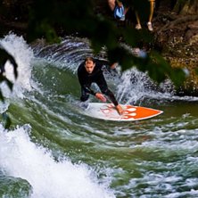 Standing wave in the city centre of Munich. Photo: David Grahn. Rider: unknown.
