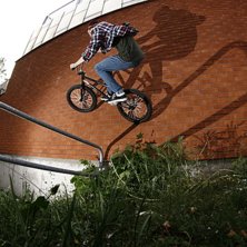 wallride &ouml;ver r&auml;cket. ganska l&aring;ngt att hoppa. Photo: Pontus Jonsson. Rider: Coffe.