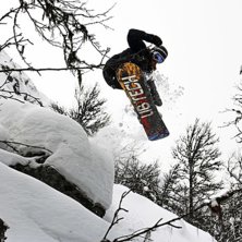 Esbj&ouml;rn Berg flyger fram i skogen nedanf&ouml;r kamme. Photo: Ida Holmer.