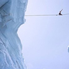 Eiliv Ruud g&aring;r slackline i Chamonix . Photo: Fredrik Schenholm. Rider: Eiliv Ruud.