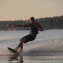Jag &auml;r ute och cruisar med wakeboard, fett soft. . Photo: Bj&ouml;rn Hagberg. Rider: Mikael Hagberg.