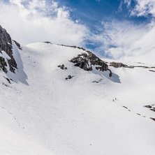 &Aring;ket sett fr&aring;n nordost. Det vita sn&ouml;f&auml;ltet i v.