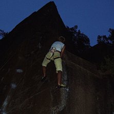 P&aring; v&auml;g uppf&ouml;r P&auml;rleporten 6a+ i m&ouml;rkret.. Photo: Johan Vall. Rider: Erik S&ouml;derhj&auml;lm.