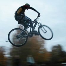 Jag provar att flyga med en cykel. =). Photo: Andreas &Ouml;stlund. Rider: Viktor Mattsson.