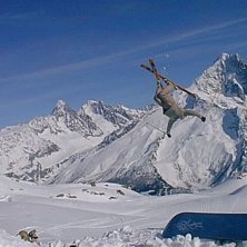 Skotrade upp ett hopp i &amp;#039;La Flecer&amp;#0. Photo: Olle Pelo. Rider: Fredrik Eklund.
