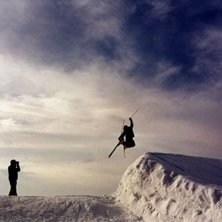 G&ouml;ran i ett av br&auml;ckehoppen i &aring;re. Sk&ouml;nt ljus.. Photo: Patrik Durfors. Rider: G&ouml;ran Norling.
