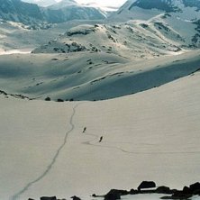 Kruzing p&aring; ett kv&auml;llsbelyst Storsteinsfjell, vil. Photo: Hannes Mannerheim. Rider: Maja L&ouml;fstedt &amp;amp; Tomas Tengn&eacute;r.