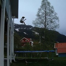 Jag kl&auml;trade upp p&aring; balk&auml;ngen och hoppade ner p. Photo: Oscar Harlaut. Rider: Henrik Harlaut.