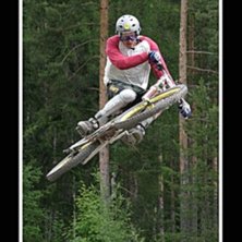Downhillt&auml;vling p&aring; Lugnet i Falun. Photo: Henrik Plyhm. Rider: ok&auml;nd.