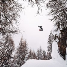 Christoffer Granbom flyger &ouml;ver cattrack gapet i . Photo: Axel Adolfsson.