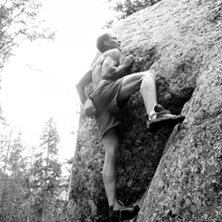 Tomas ger sig p&aring; Martins slab 6A+ med oremmade pj. Photo: Johan Vall. Rider: Tomas Persson.