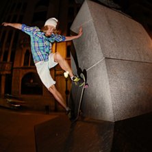 Hitta en staty som vi k&ouml;rde lite wallies p&aring;. Photo: Andr&eacute; Adobati. Rider: Emil Eriksson.