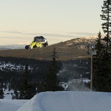 Sunset. Kool dude som g&aring;r p&aring; snowboardgymnasium . Photo: Simon Berggren. Rider: Johan Jernberg.