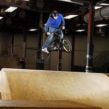 Fredrik har precis k&ouml;pt en bmx och t&auml;nkte b&ouml;rja. Photo: Niklas Sundin. Rider: Fredrik Eliasson.
