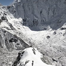 P&aring; v&auml;g ner fr&aring;n Island Peak i Khumbu-dalen i Ne. Photo: Johan B&auml;ckstr&ouml;m. Rider: Catherine Watson.