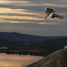 Steve Romanuik fl&auml;skar p&aring; och k&ouml;r stort och sti. Photo: Mattias Fredriksson. Rider: Steve Romaniuk.