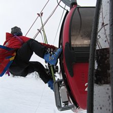 V&auml;ntar p&aring; r&auml;ddning. Photo: Albert Johannesson. Rider: Ski Patrulje.